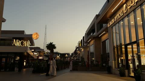 مجمع تجاري حديث في السعودية وقت الغروب