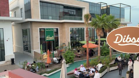 فيديو مطعم بجلسات خارجية في مجمع تجاري سعودي