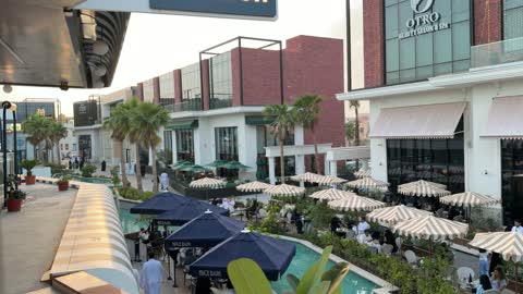 ساحة تجارية خارجية مع مطاعم وقنوات مائية