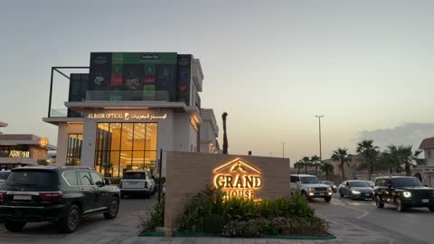 مجمع جراند هاوس التجاري والمحلات وقت المساء