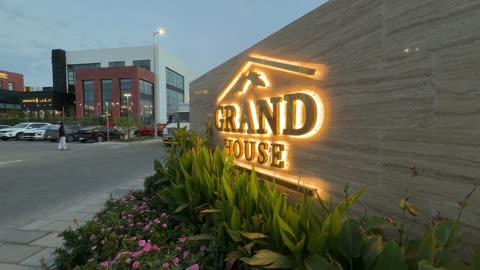 لوحة غراند هاوس التجارية المضيئة في وقت الغسق