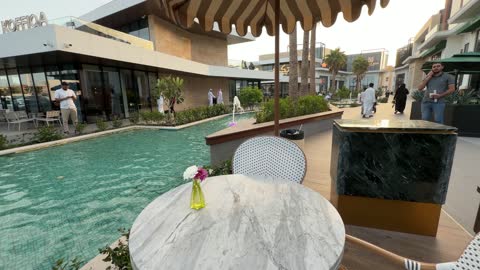 جلسات مقهى خارجية في ساحة تجارية بالرياض