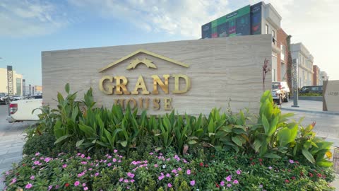 لوحة جراند هاوس بالرياض لقطة خارجية بالنهار