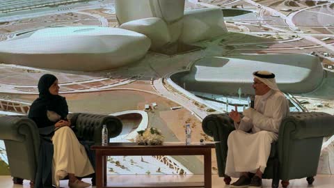 حلقة نقاش سعودية مع خلفية مركز إثراء الرقمية