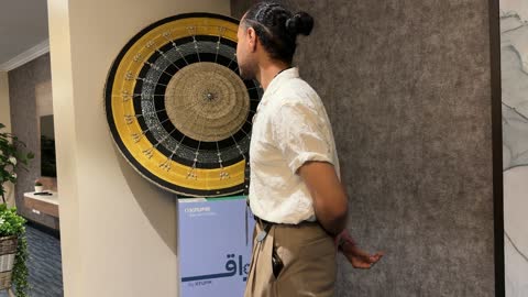 شاب يشاهد قطعة فنية تقليدية في فعالية جامعة الملك فهد