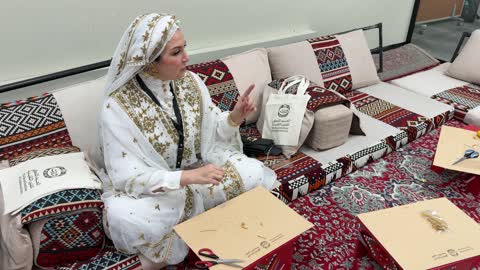 صناعة المجوهرات التقليدية بيد سيدة سعودية في الرياض