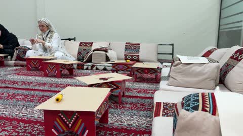 امرأة سعودية تمارس التطريز في المعهد الملكي للفنون