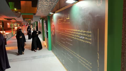 معرض ثقافي سعودي خارجي ليلاً في ممر عرض