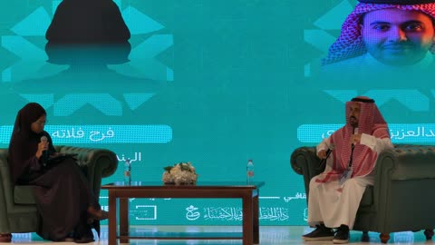 مناقشة على خشبة المسرح لرجل وامرأة سعوديين