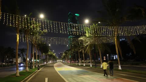 فيديو زينة واحتفالات كورنيش جدة ليلاً