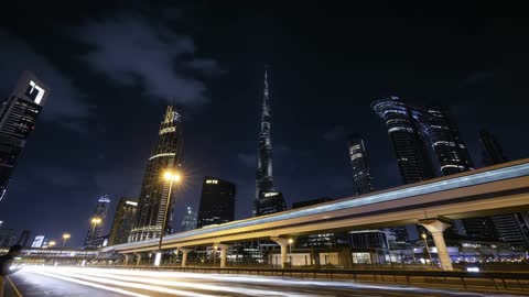 أفق برج خليفة دبي ليلاً مع آثار حركة المرور الضوئية