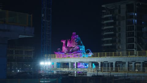 موقع بناء حديقة ألعاب مائية القدية في الليل