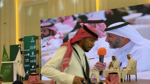 مناقشة رجال سعوديين في منتدى الاستثمار الصحي