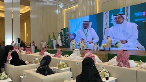 Saudi Men Lead Formal Corporate Panel Discussion Seminar