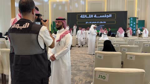 رجل سعودي يجري مقابلة إعلامية في مؤتمر