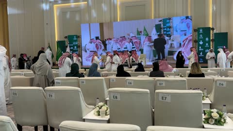 رجال ونساء سعوديون في قمة مؤتمر رسمي