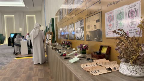 رجل سعودي يشاهد معرض تاريخ الطب في الداخل