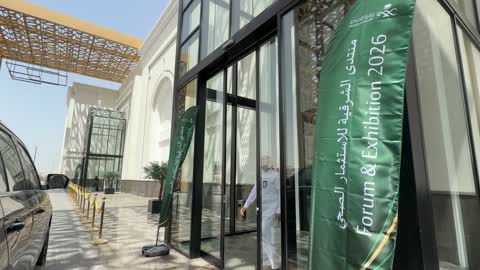 رجل سعودي يدخل مقر منتدى ومعرض صحي في السعودية