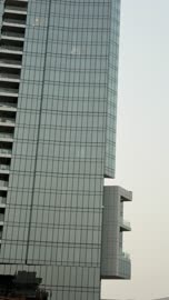 فيديو هندسة معمارية لناطحة سحاب زجاجية حديثة