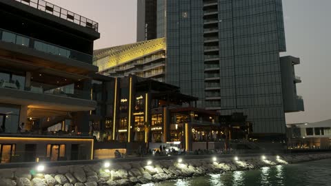 فيديو واجهة بحرية حديثة ومطاعم وقت الغسق