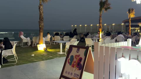 لقطات جلسات مقهى خارجي على البحر ليلاً