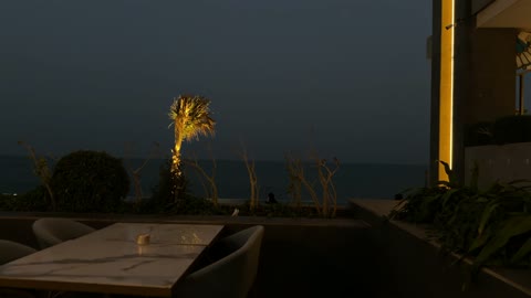 تراس مطعم خارجي مطل على البحر ليلاً