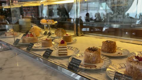 عرض معجنات وحلويات فاخرة في مقهى راقٍ