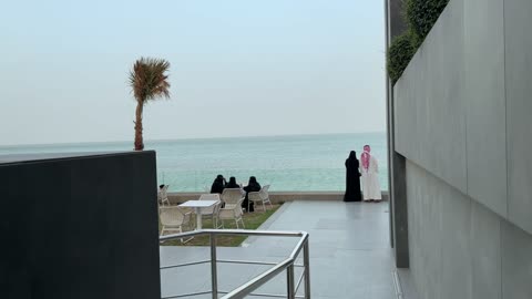 أشخاص عرب في تراس يطل على البحر