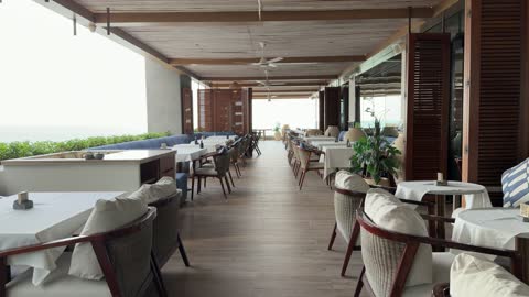 لقطة متحركة لتراس مطعم فاخر يطل على واجهة بحرية واسعة