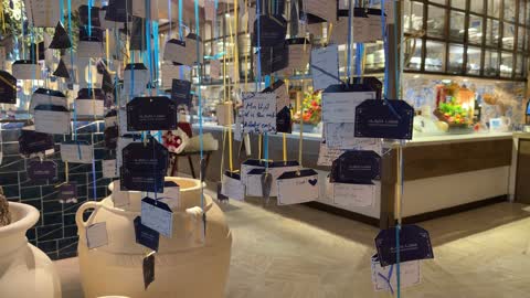 بطاقات أمنيات ورقية معلقة داخل مطعم حديث