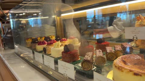 حلويات ومعجنات فاخرة في واجهة عرض مخبز