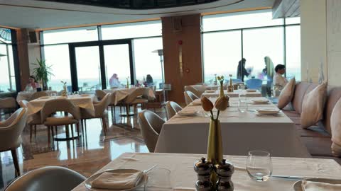 لقطات فيديو لمطعم فاخر يطل على البحر في السعودية