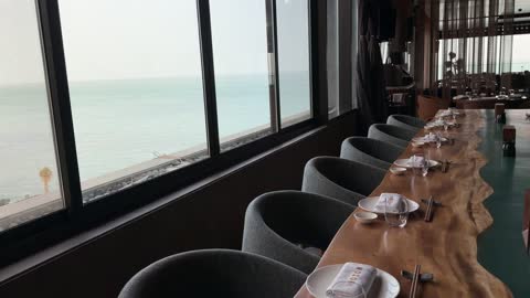 فيديو التصميم الداخلي لمطعم فاخر يطل على البحر