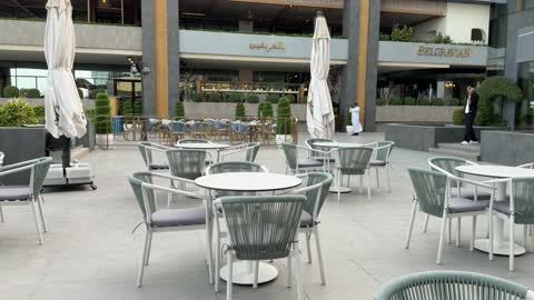 منطقة جلسات خارجية لمطعم حديث في مجمع حضري