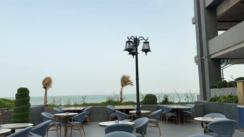 شرفة مطعم ساحلي حديث مطلة على البحر