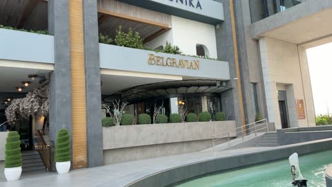 واجهة مطعم حديثة مع نافورة خارجية في ضوء النهار