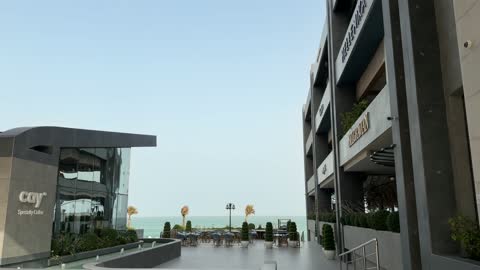 ساحة تجارية حديثة مطلة على البحر