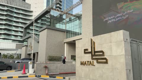 فيديو مدخل مبنى مطل بتصميم معماري حديث