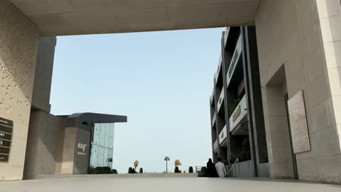 زوجين سعوديين يسيران في مجمع تجاري حديث بالرياض