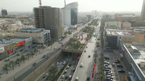 تصوير جوي لحركة المرور وناطحات السحاب في مدينة الرياض