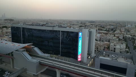 لقطة جوية لمبنى مستشفى الرياض ومسار المترو في المدينة