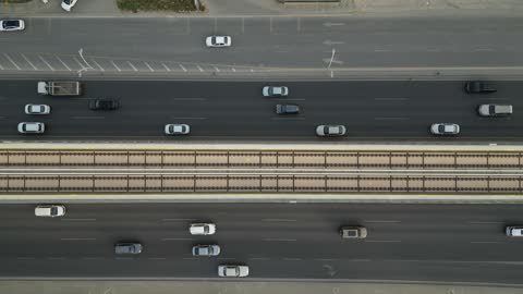 مشهد جوي عمودي لمترو وطريق سريع في مدينة الرياض