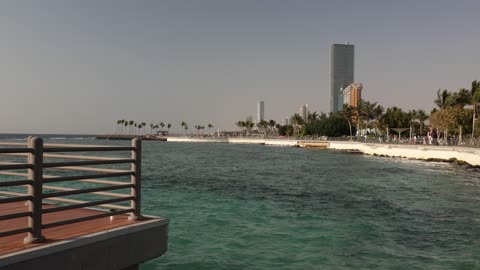 واجهة جدة البحرية وساحل البحر الأحمر وأفق المدينة