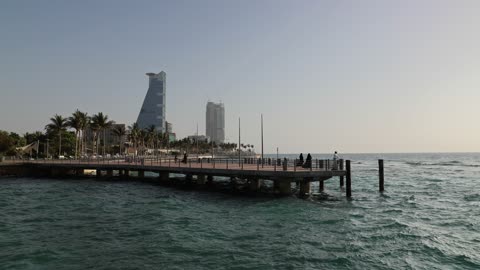 رصيف واجهة جدة البحرية ومياه البحر الأحمر