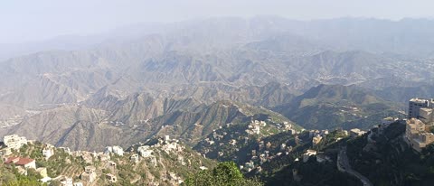 فيديو لمنظر طبيعي لقرية جبلية في شبه الجزيرة العربية