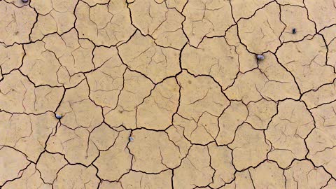لقطة علوية لسطح الأرض الجافة والمتشققة