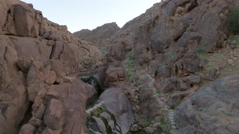 وادي صخري ومجرى مائي تصوير جوي طائرة درون