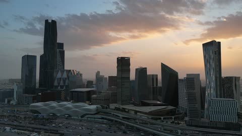 لقطات جوية لمركز الملك عبد الله المالي بالرياض وقت الغروب