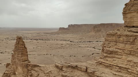 منحدر صحراوي في السعودية تصوير جوي درون