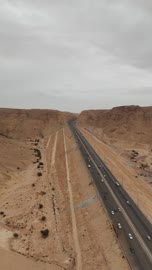 لقطة جوية لطريق سريع في الصحراء مع حركة المرور